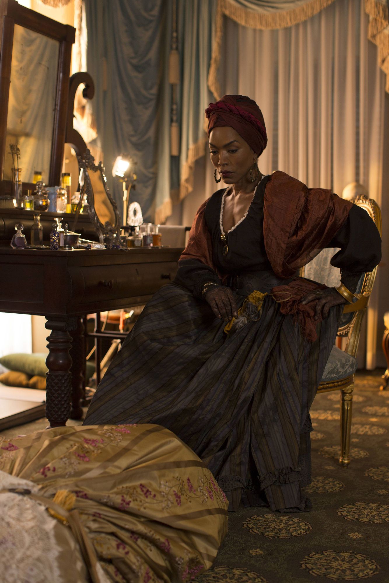 AmericanHorrorStoryCoven-Stills-0004.jpg